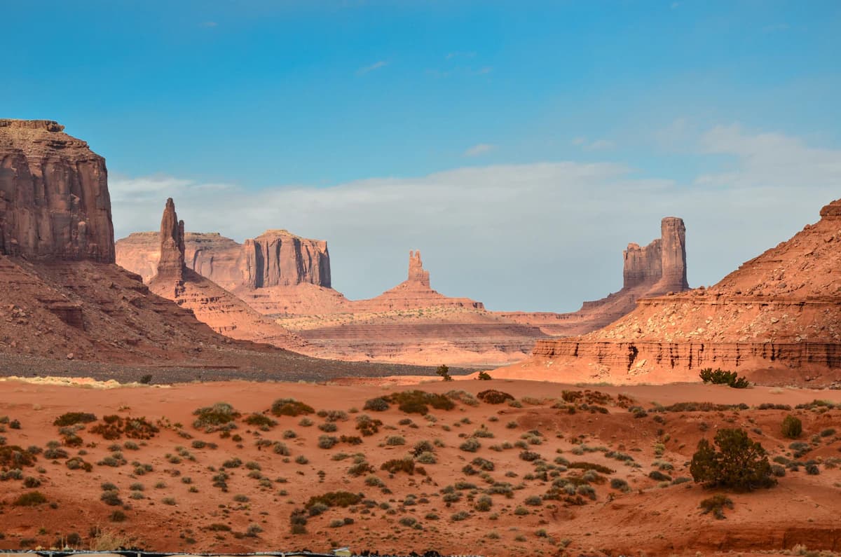 Roches rouges et grand ciel bleu dans un paysage désertique